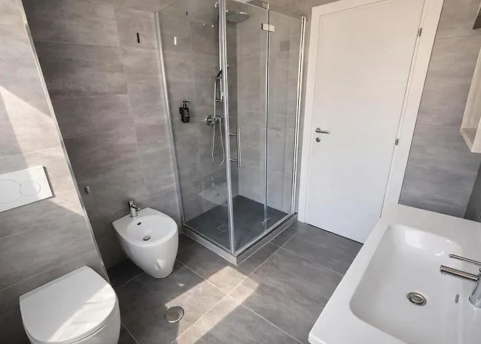 Casa Dolce Casa - Dual Modern Apartment, 1 Min From Metro, Up To 9 Guest Apartamento *